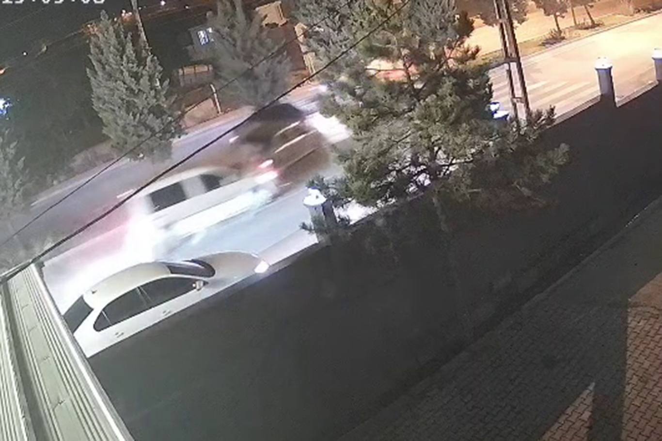 Malatya'da 6 kişinin yaralandığı zincirleme trafik kazası güvenlik kamerasında;