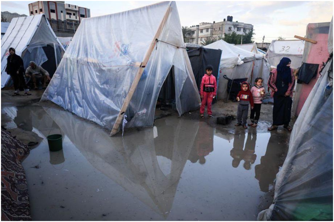Gazze’de çadırların üzerine duvar çökmesi sonucu iki kişi şehit oldu;