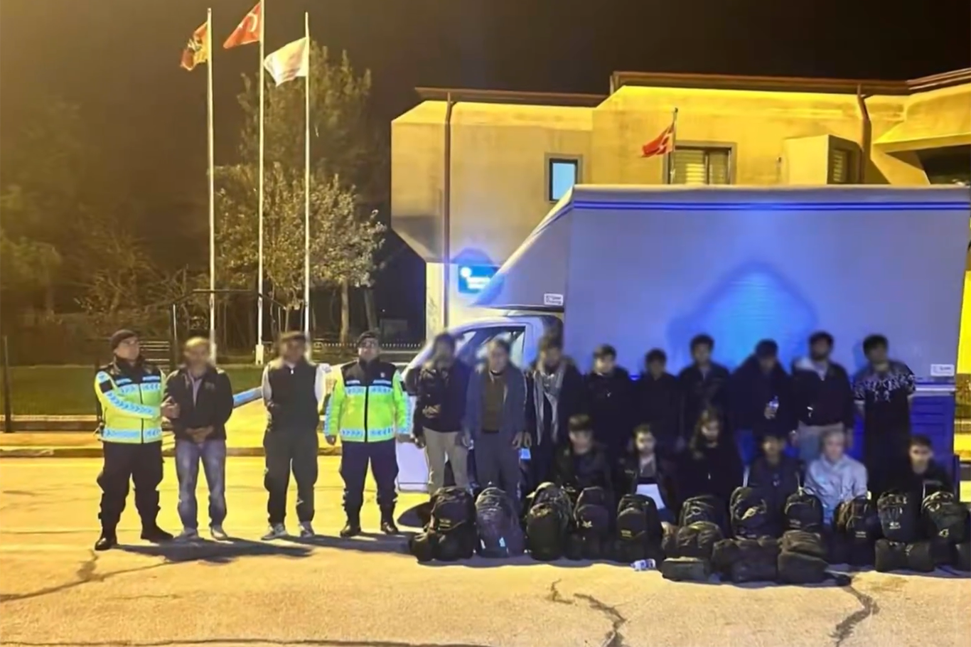 Yerlikaya: 972 düzensiz göçmen ile 55 göçmen kaçakçılığı organizatörü yakalandı