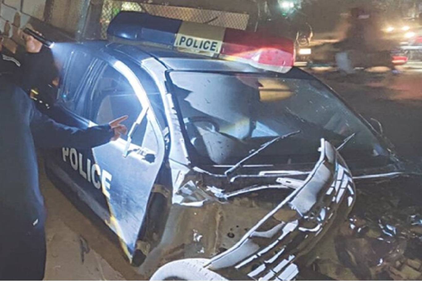 Pakistan'da polis aracı trenle çarpıştı: 2 ölü 3 yaralı