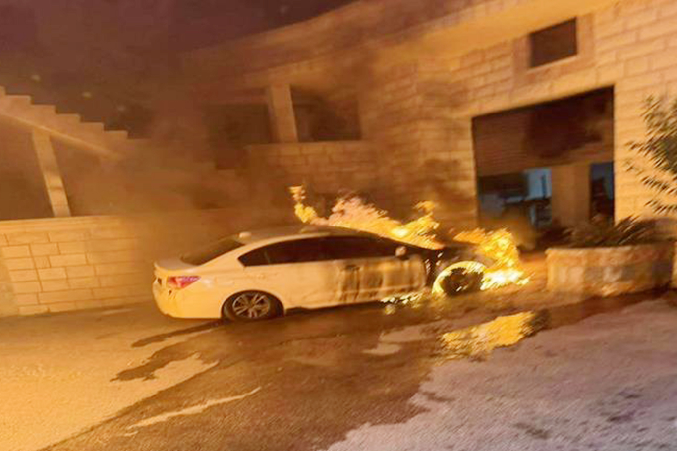 Batı Şeria'da Yahudi terörü: Filistinlilerin araçları ateşe verildi