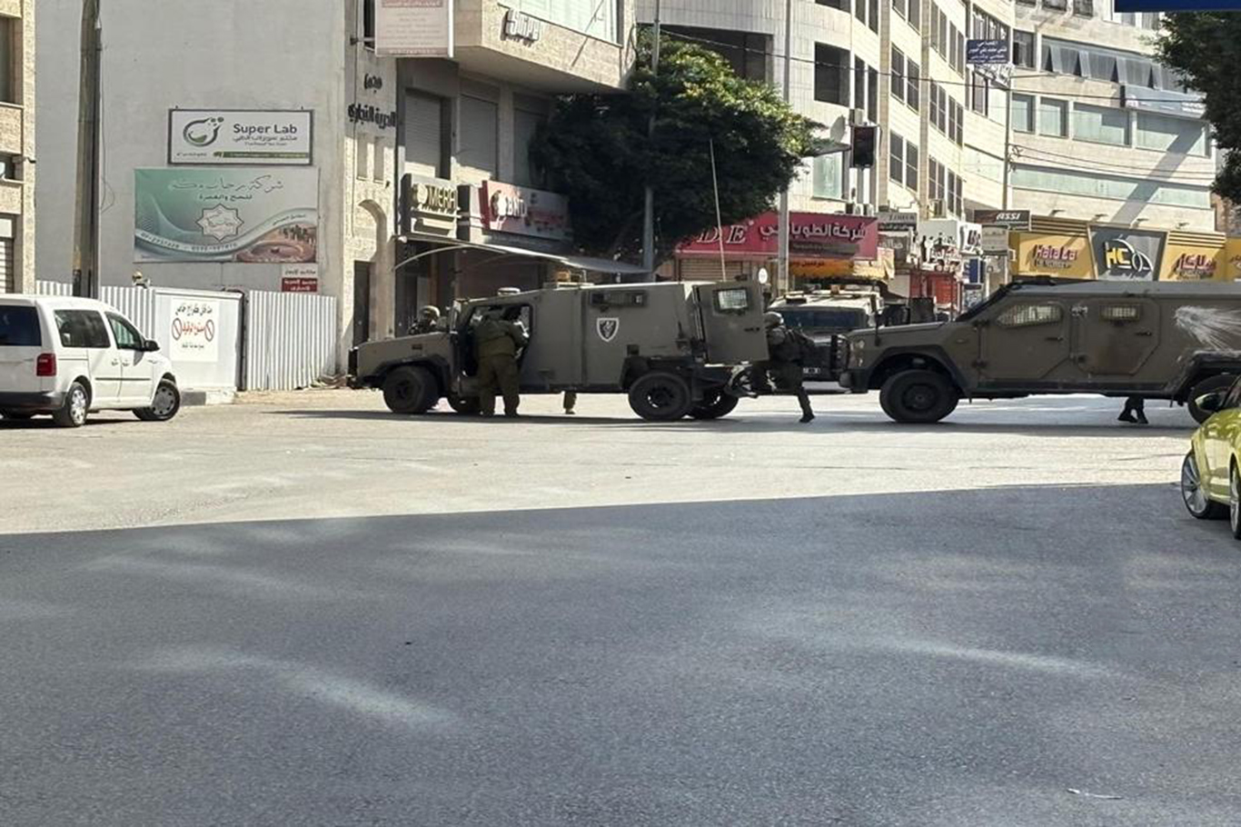 Batı Şeria'da ev baskınları: 2 yaralı