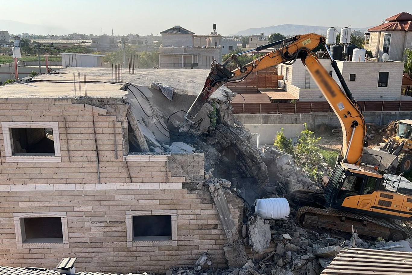Siyonist işgalciler Nablus'un kuzeyinde bir şehidin evini yıktı