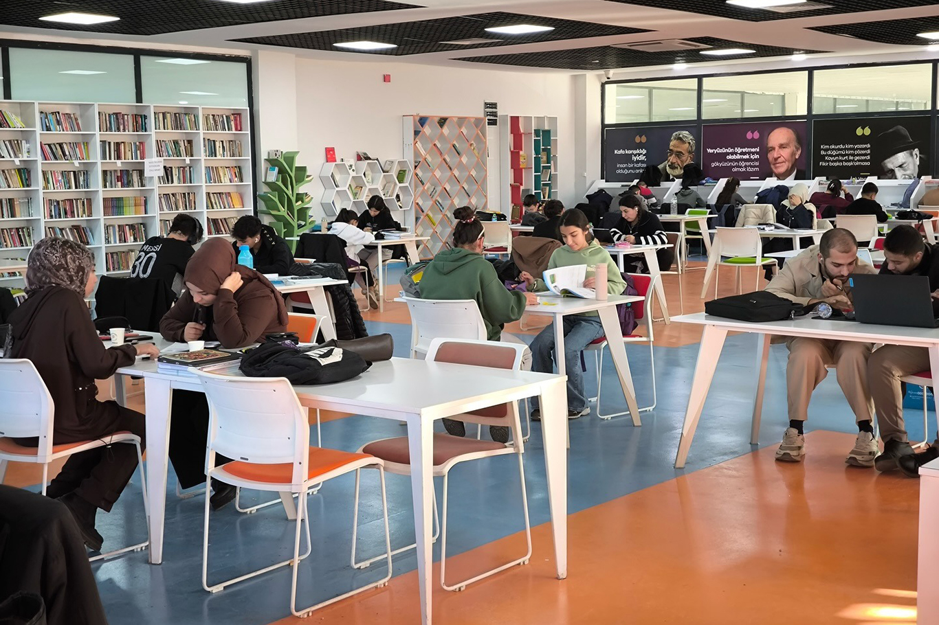 Malatya'daki kütüphane gençlerin buluşma noktası oldu!