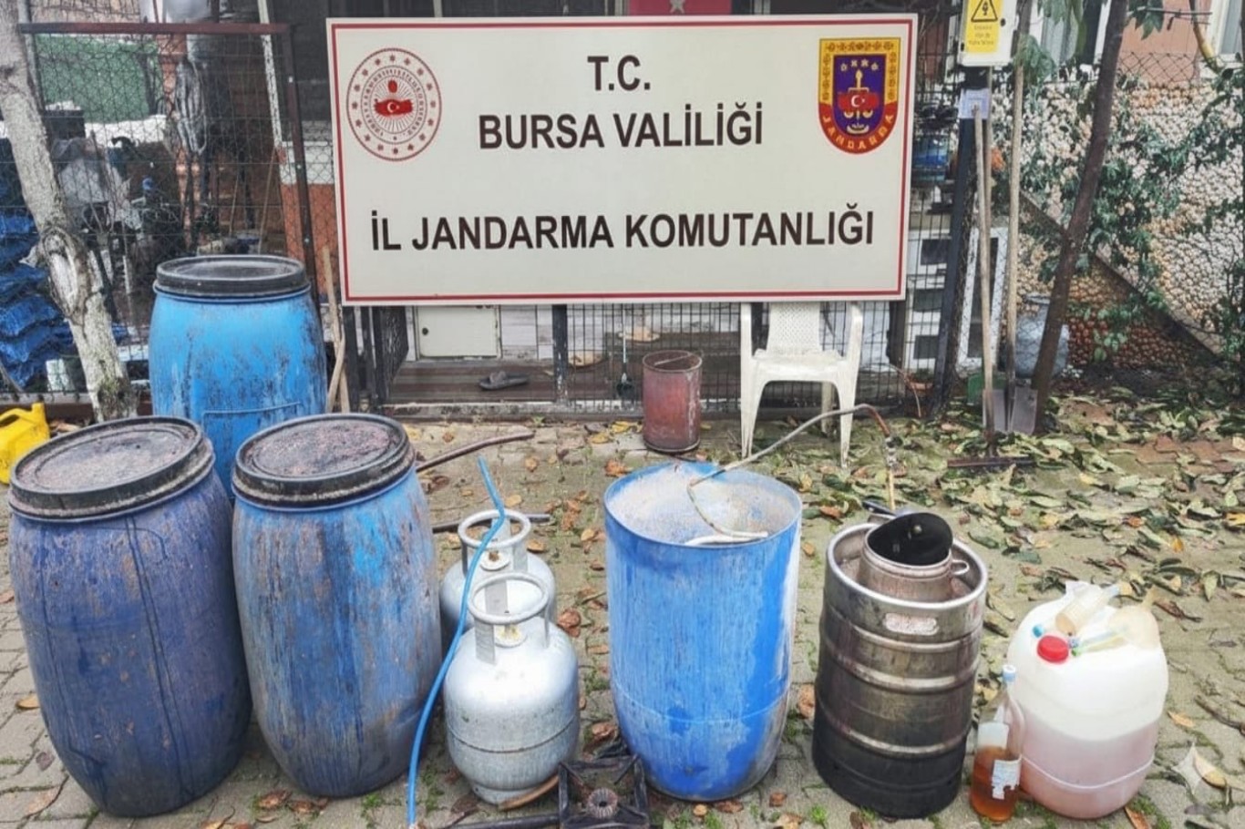 Bursa’da düzenlenen operasyonda yüzlerce litre alkol ele geçirildi