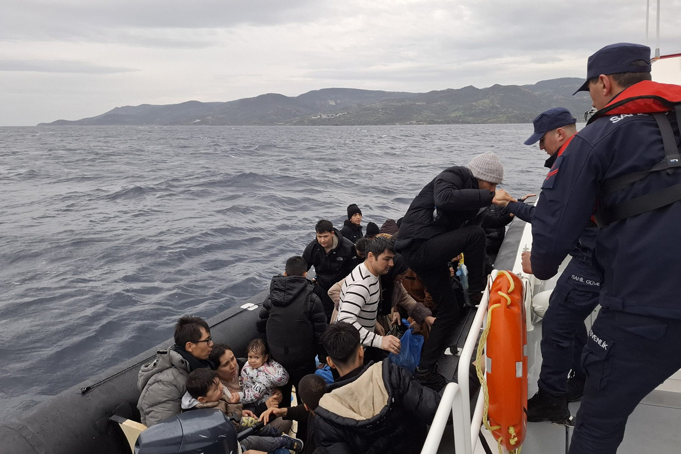 Çanakkale açıklarında 34 düzensiz göçmen yakalandı