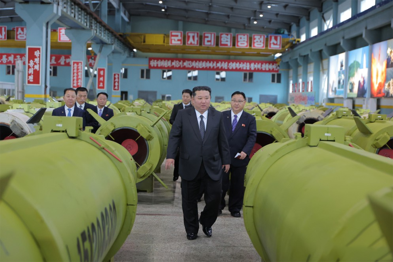 Kim'den yeni askeri talimat: Füze üretimi artırılacak, cephanelikler genişletilecek