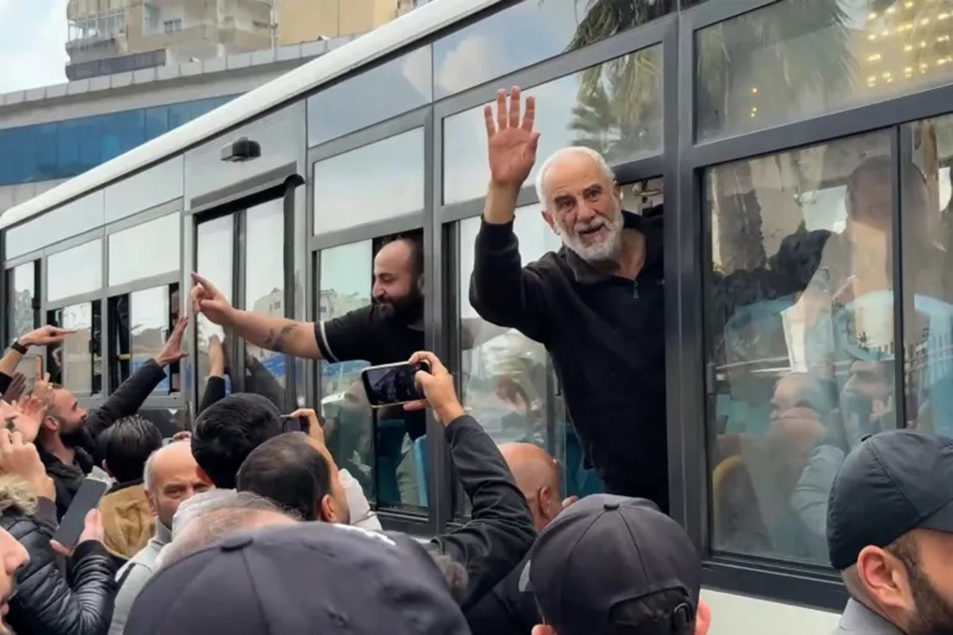 Suriye 70 eski askeri serbest bıraktı