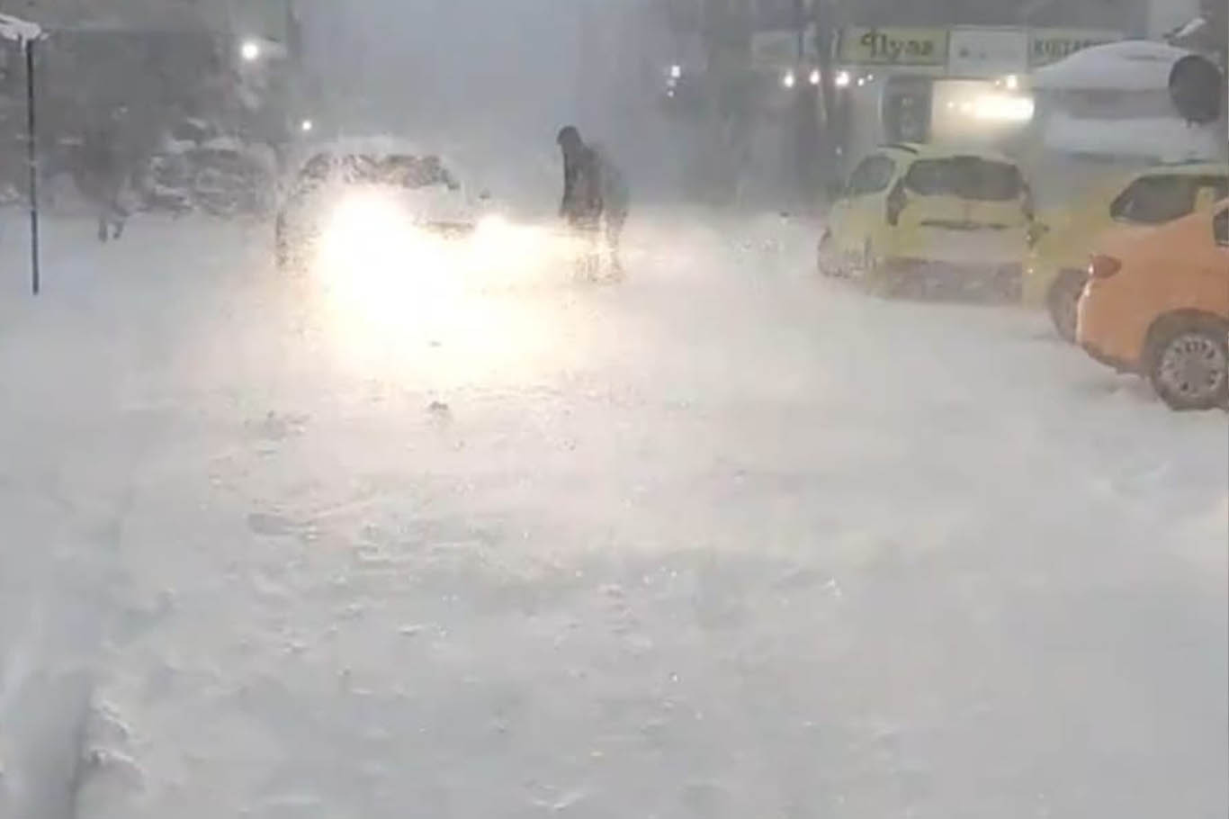 Bingöl'de yoğun kar ve tipi günlük hayatı olumsuz etkiliyor