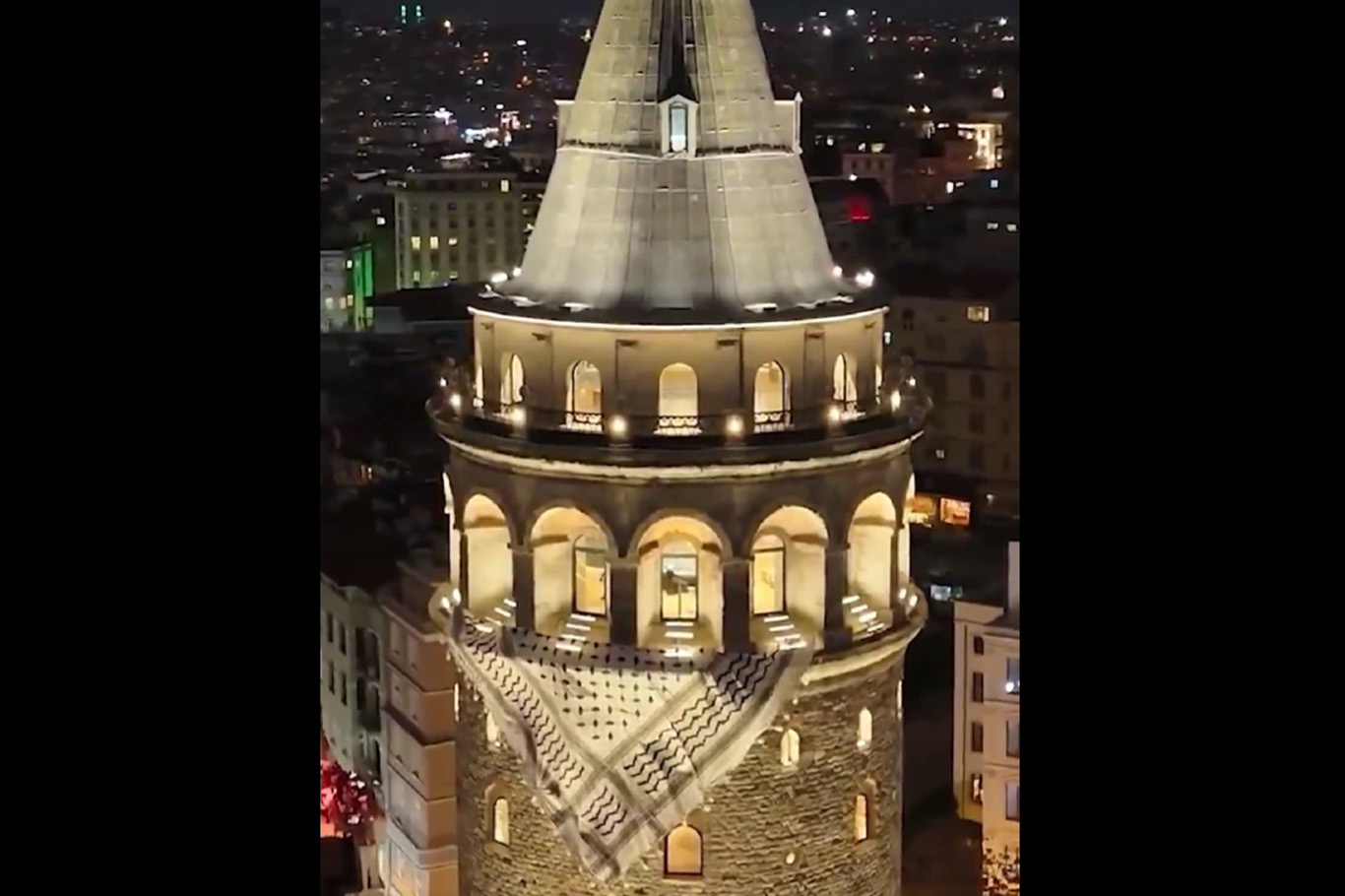 Galata Kulesi’ne Filistin kefiyesi asıldı