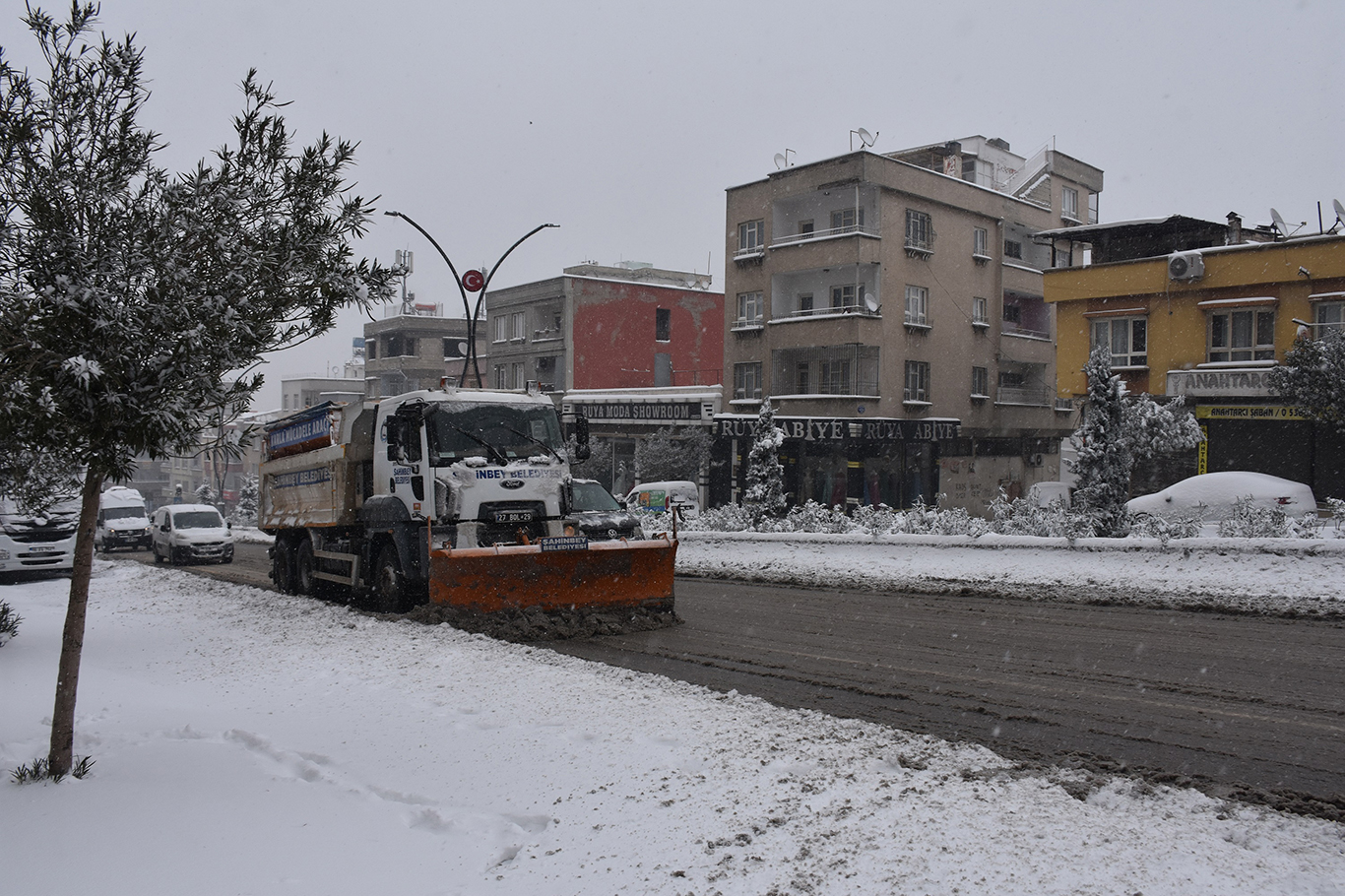 Gaziantep'te karla kaplı yolları açma çalışmaları devam ediyor
