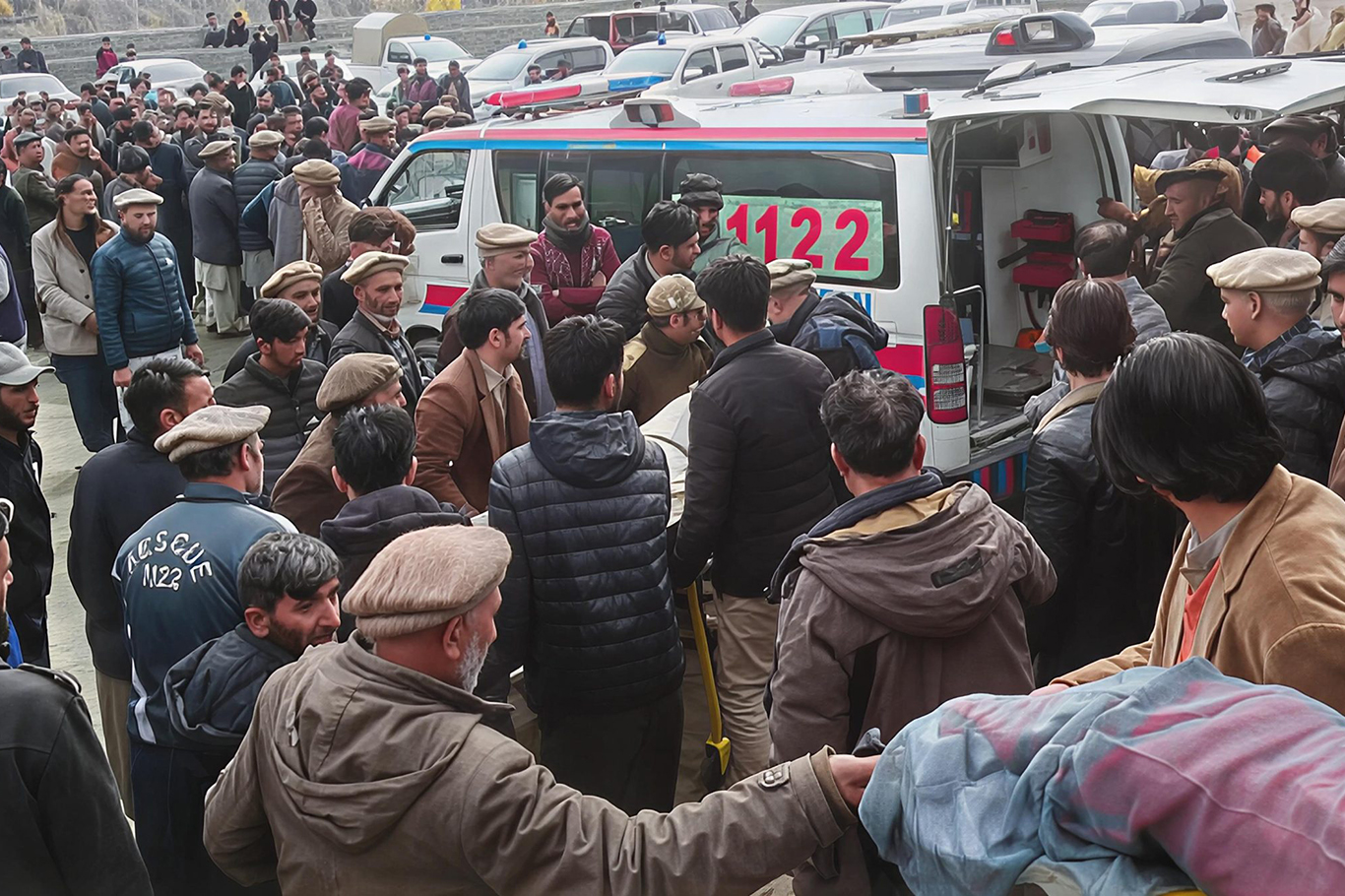 Pakistan'da feci kaza: 14 ölü, 16 yaralı