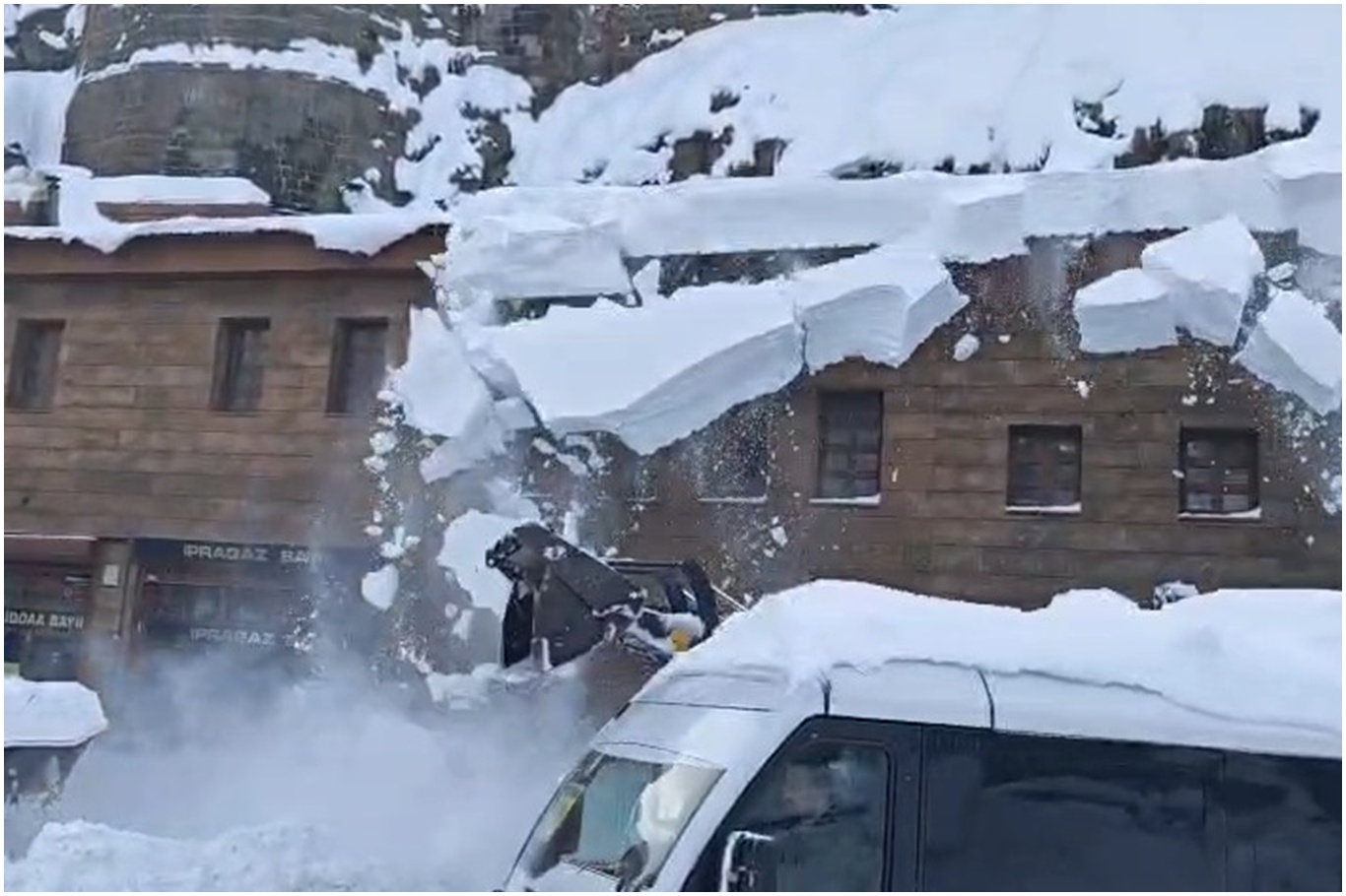 ​Bitlis’te çatıda biriken kar kütleleri iş makinesinin üzerine düştü
