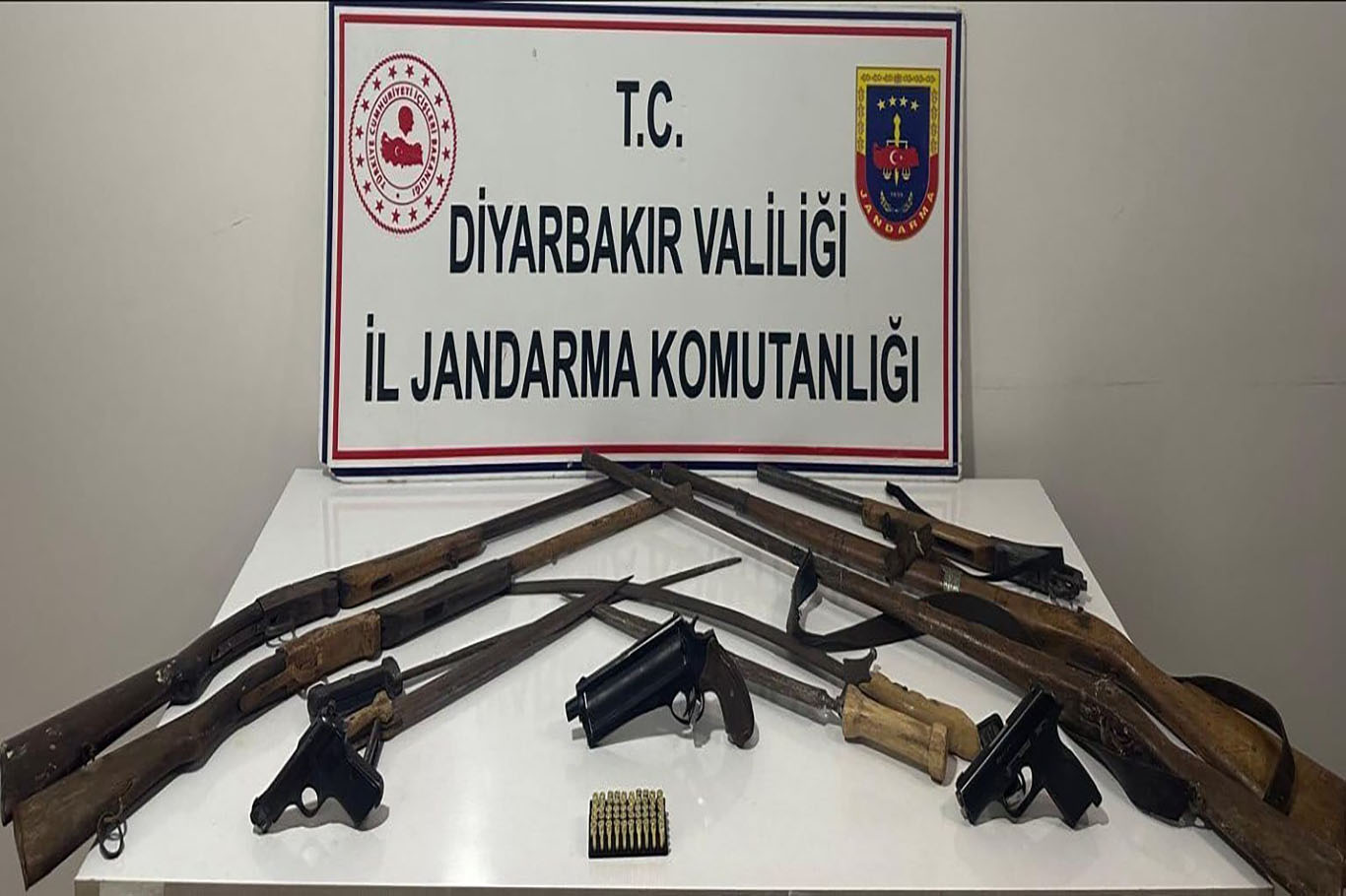 Diyarbakır'da kaçak silah ve tarihi eser operasyonu