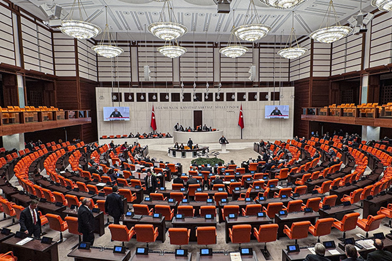 Trafik cezalarını artıran teklifte 4 madde kabul edildi