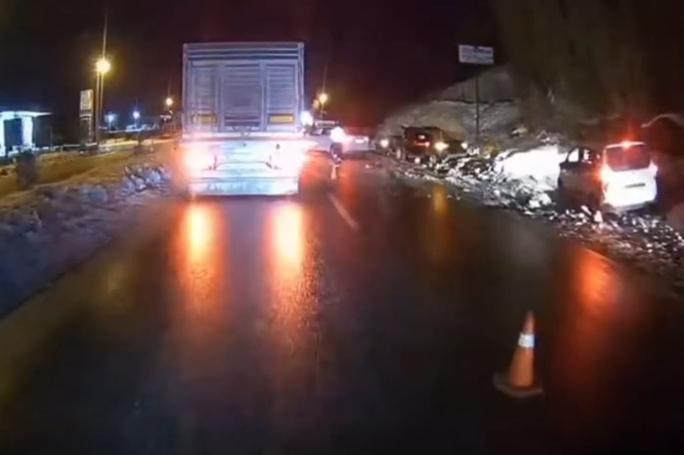 Diyarbakır'da 3 aracın karıştığı zincirleme kazada 2 kişi yaralandı