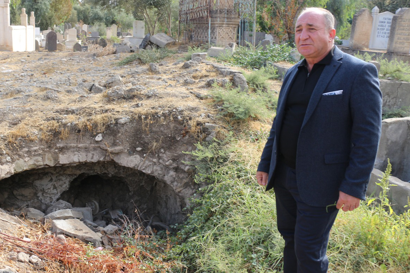 Cizre Asri Mezarlığı'nda bulunan tarihi medrese kurtarılmayı bekliyor