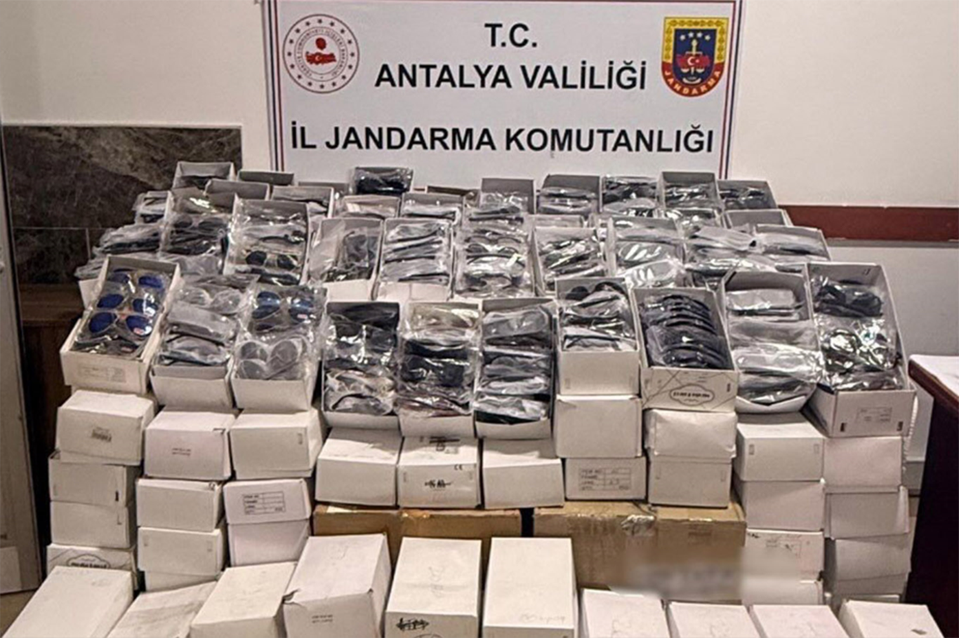Antalya Alanya’da kaçak gözlük operasyonu 