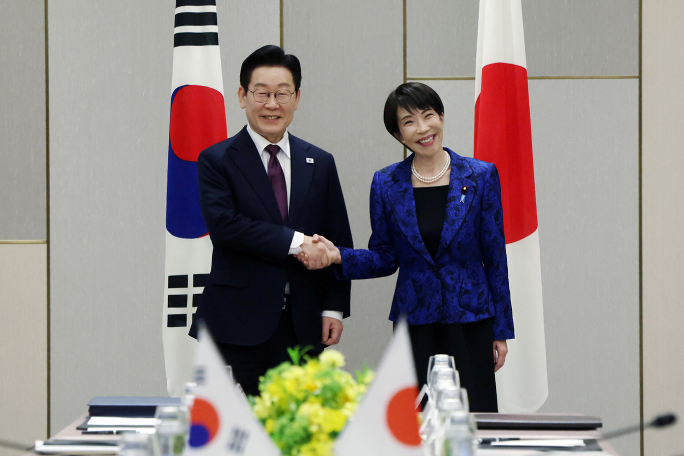 Japonya ile Güney Kore'den kritik görüşme