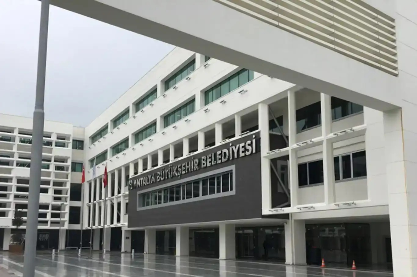 CHP’li Antalya Büyükşehir Belediyesine usulsüzlük operasyonu: 14 gözaltı