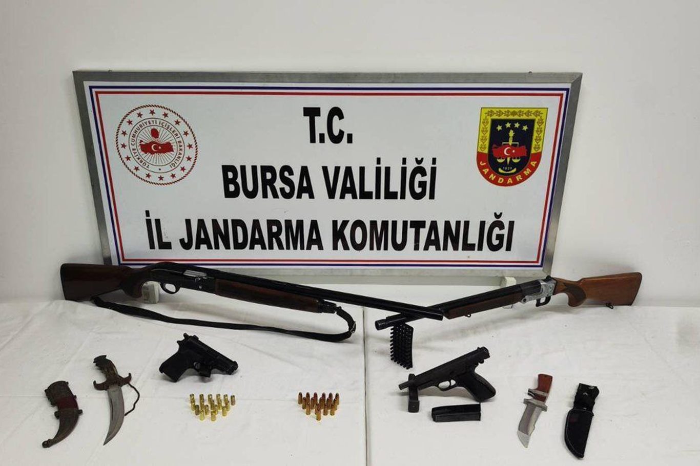 Bursa'da ruhsatsız silah operasyonu: 2 gözaltı