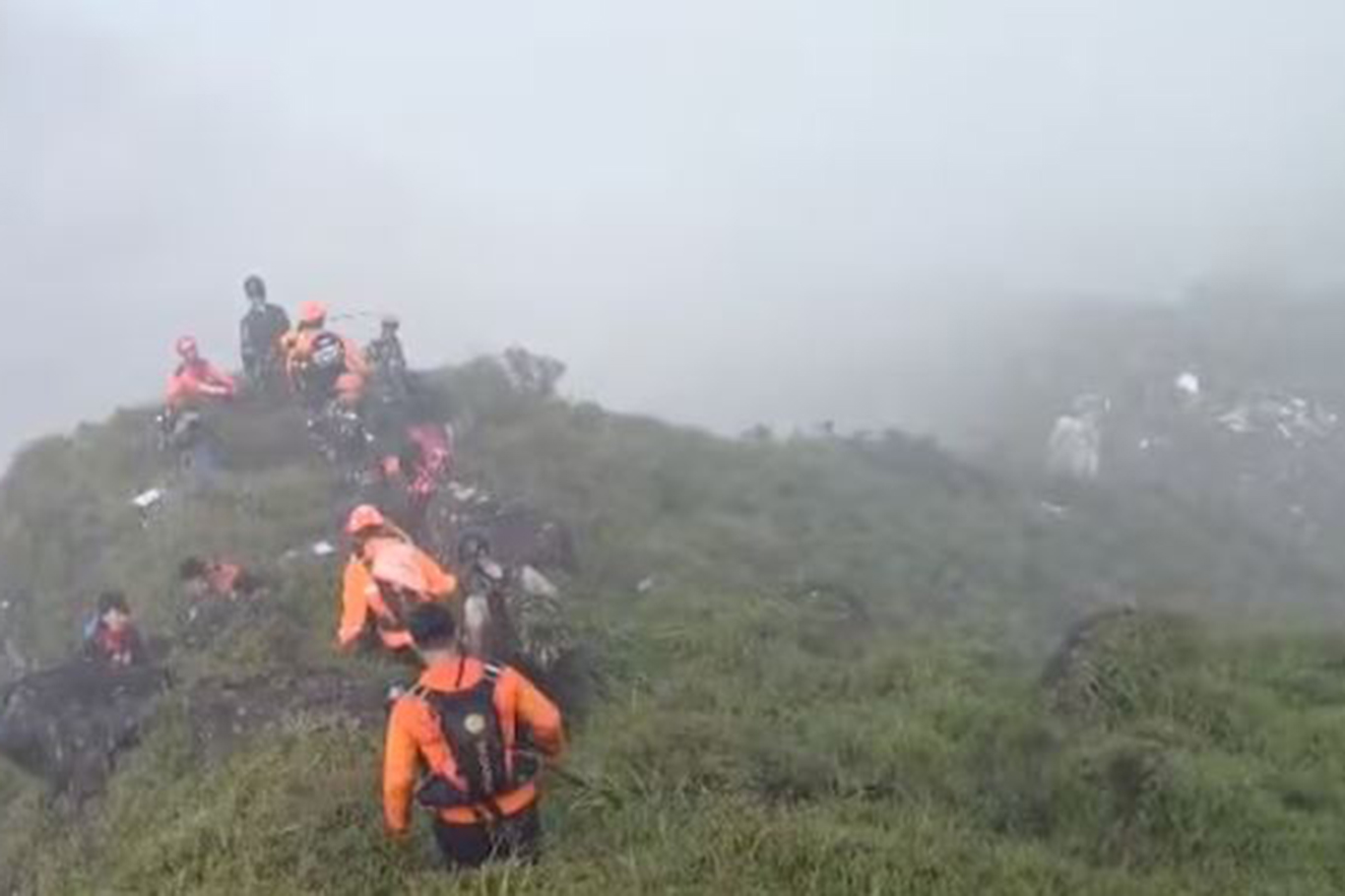 Endonezya’da 11 yolcusuyla kaybolan uçağın enkazı bulundu