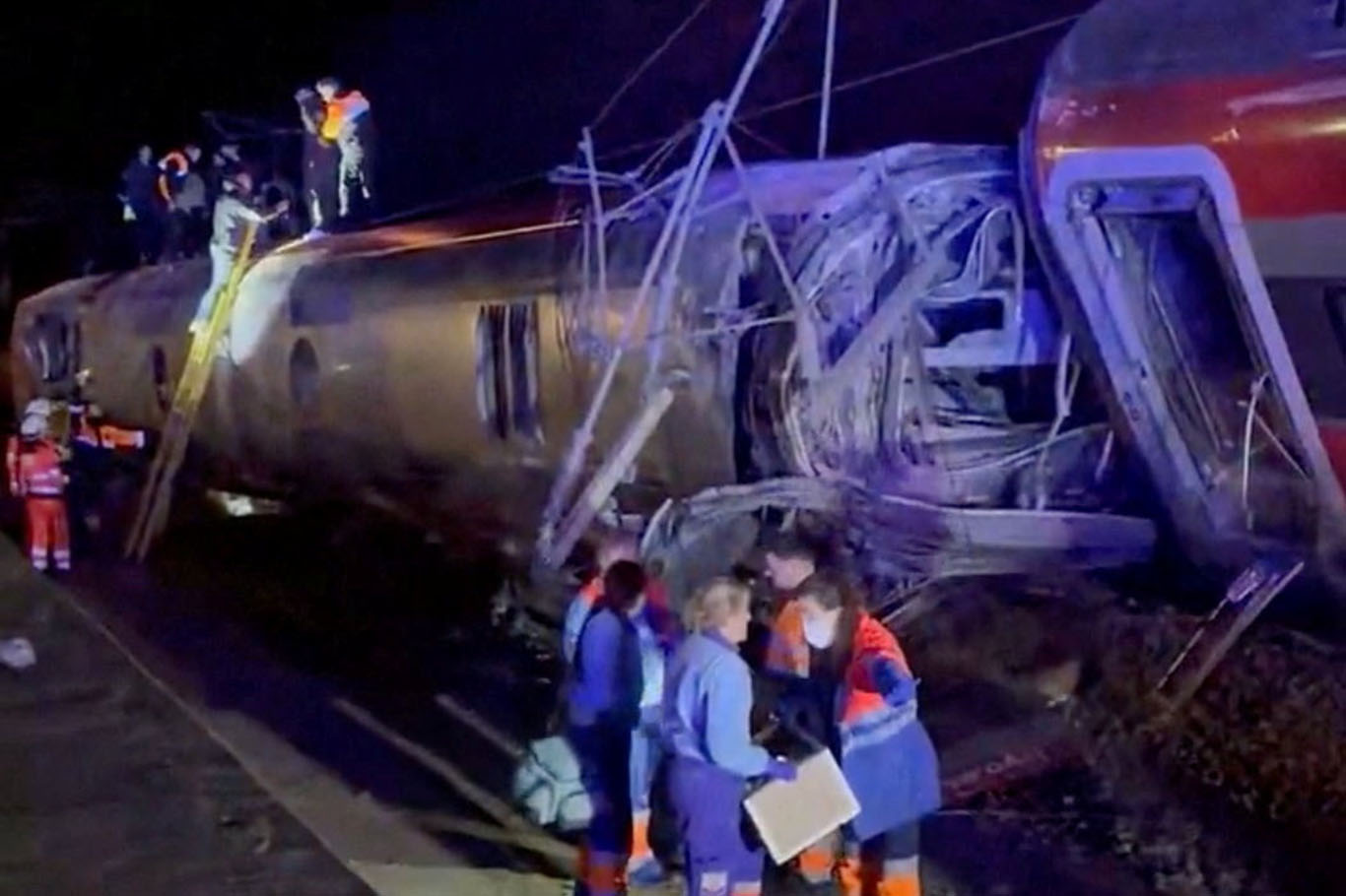 İspanya'da hızlı tren kazası: En az 21 ölü, 100 yaralı
