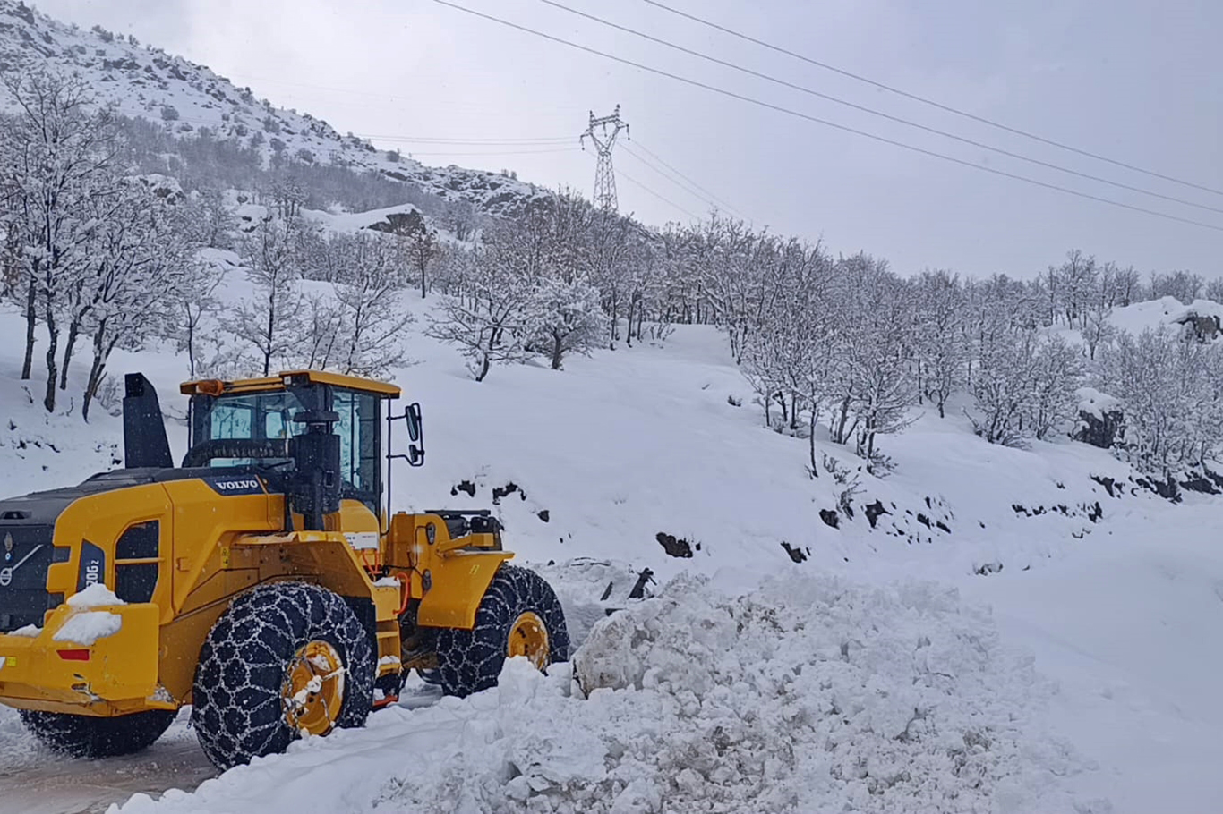 Şırnak'ta kar nedeniyle kapanan yolları açma çalışmaları devam ediyor   