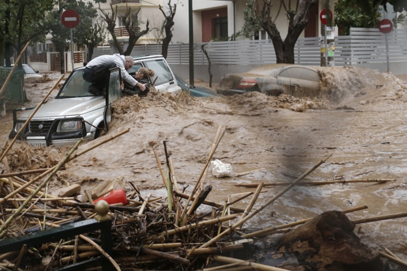 Yunanistan'da şiddetli yağışlar sele yol açtı: 2 ölü