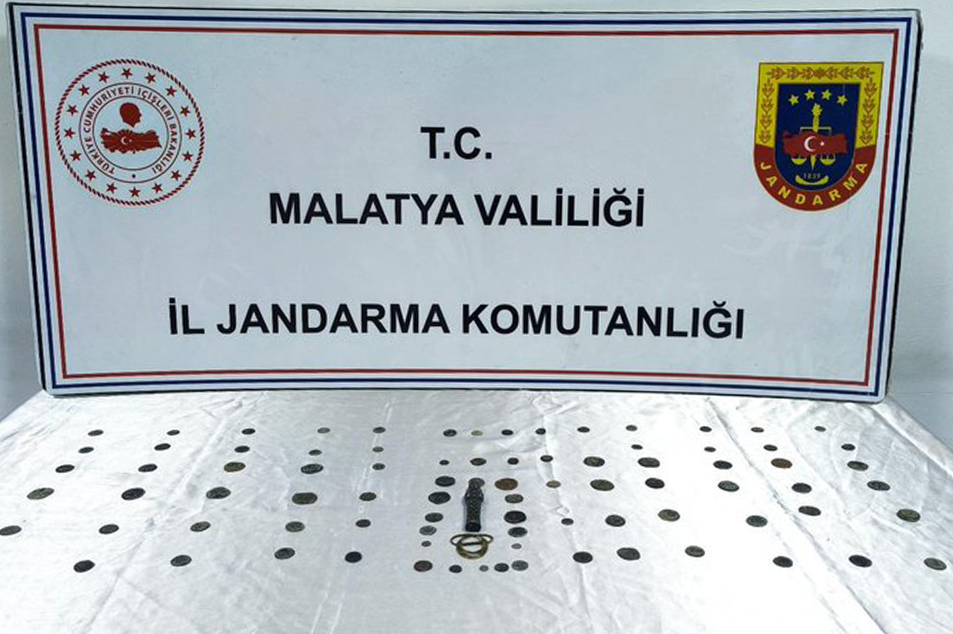 Malatya'da 86 sikke ile tarihi eserler ele geçirildi