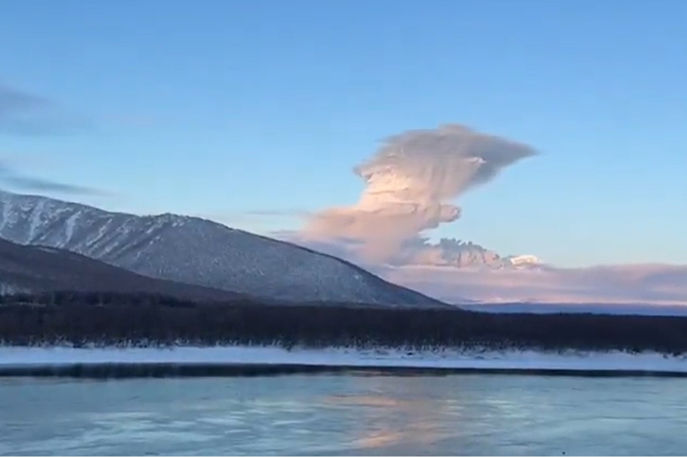 Rusya'daki Şiveluç Yanardağı bir günde iki kez patladı