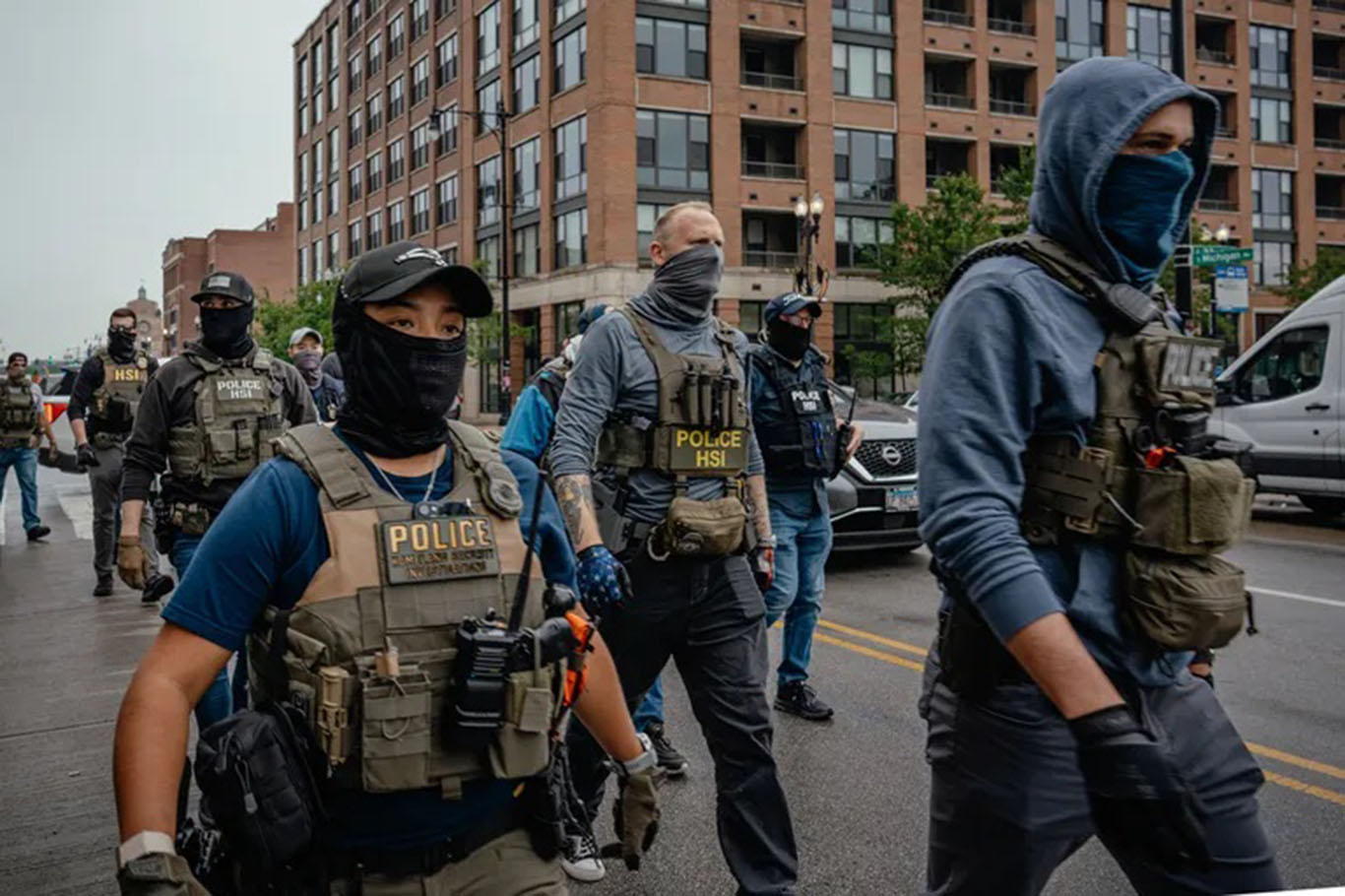 Maskeler, kameralar, arama emirleri: Demokratlardan hükümeti kapatma tehdidi