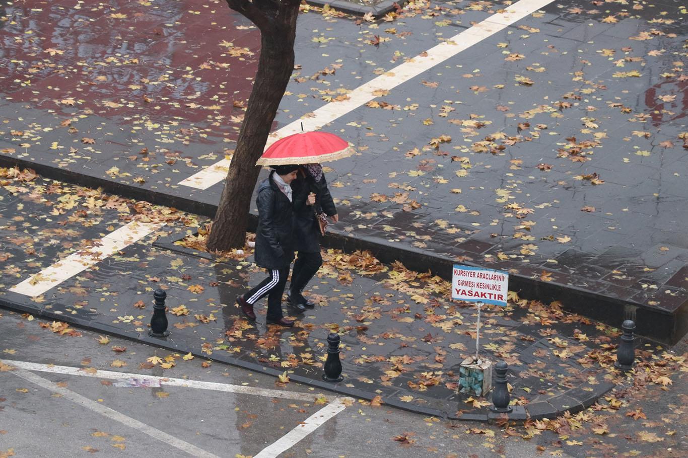 Meteoroloji'den kuvvetli yağış, fırtına ve çığ uyarısı