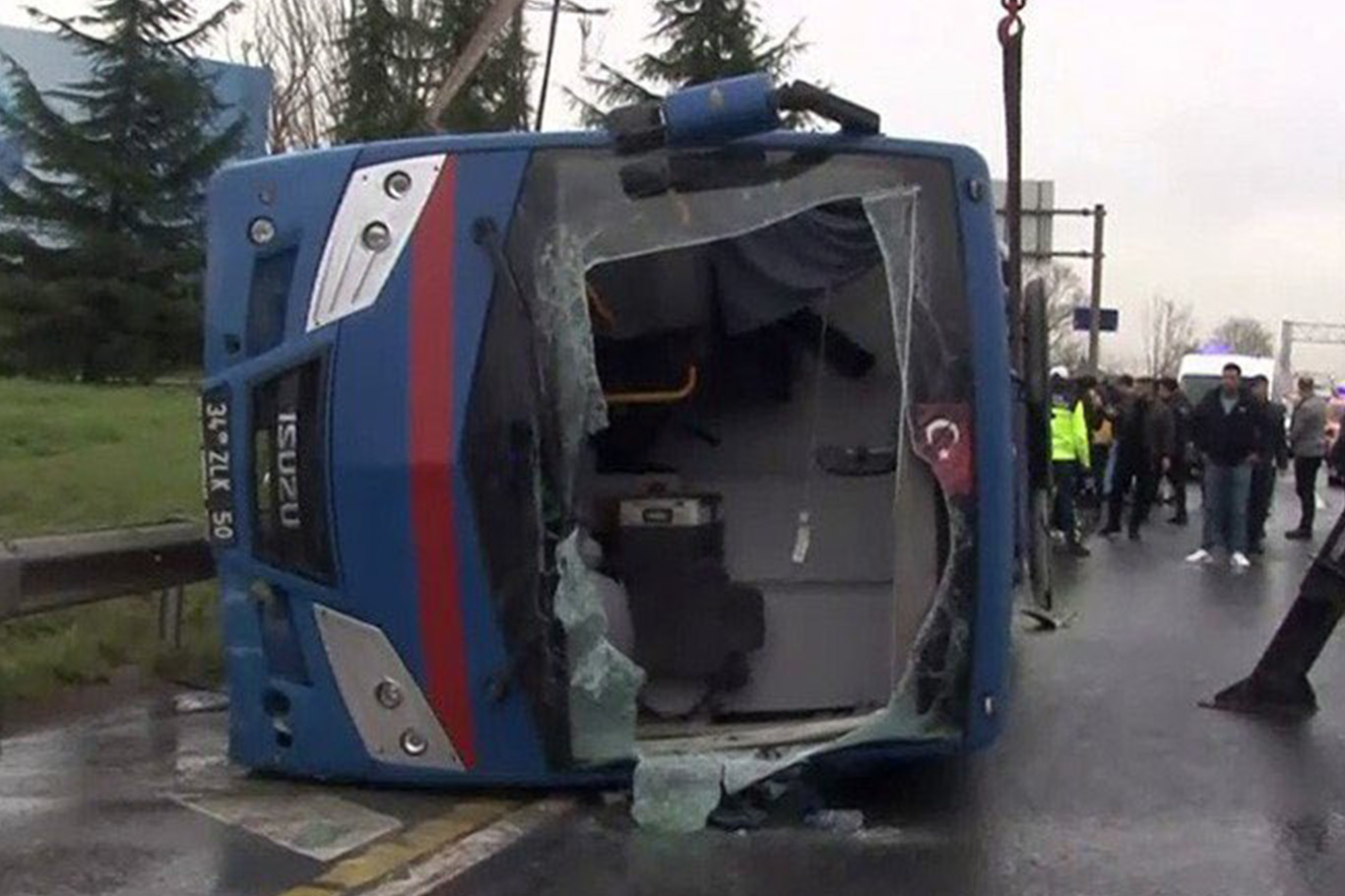 Cezaevi nakil aracı devrildi: 19 yaralı