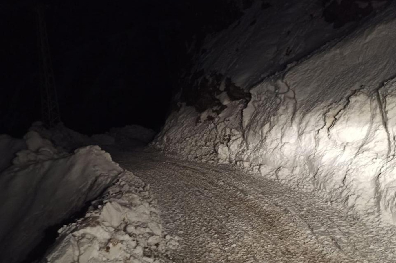 Siirt'te köy yoluna düşen çığ temizlendi
