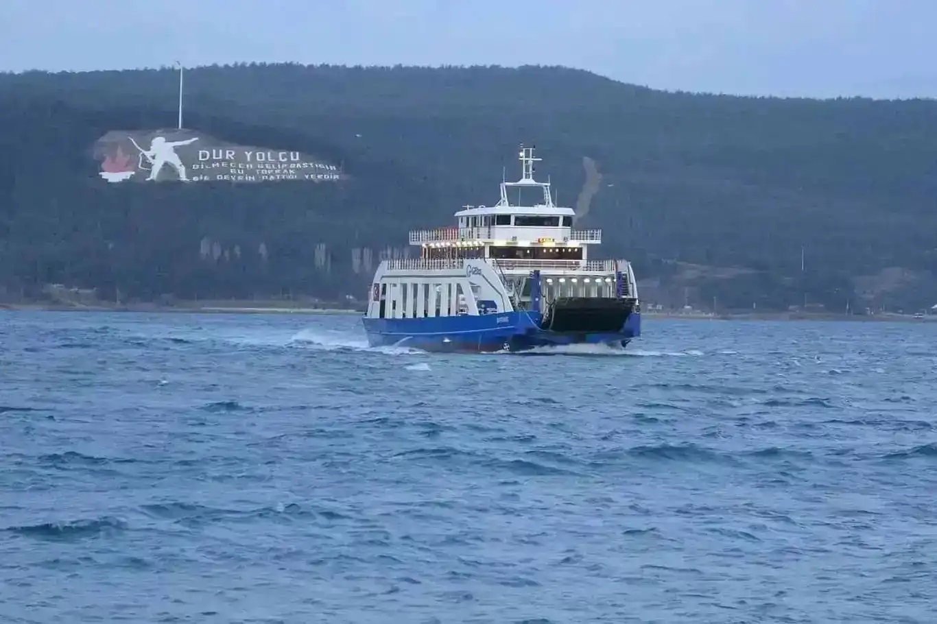 Feribot seferlerine fırtına engeli 