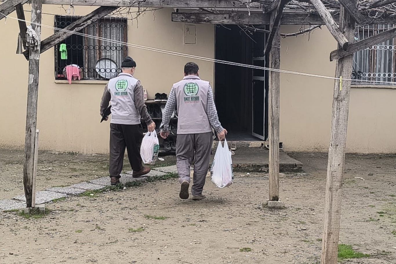 Tarsus Umut Kervanı’ndan Berat Kandili vesilesiyle ihtiyaç sahiplerine yardım 
