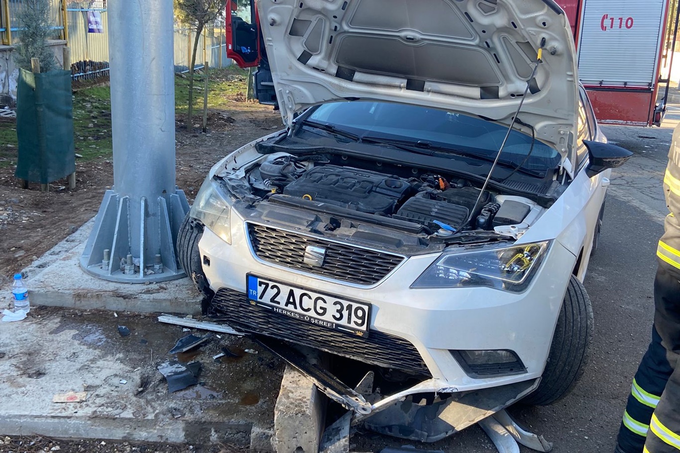  Batman'da otomobil direğe çarptı: 1 yaralı