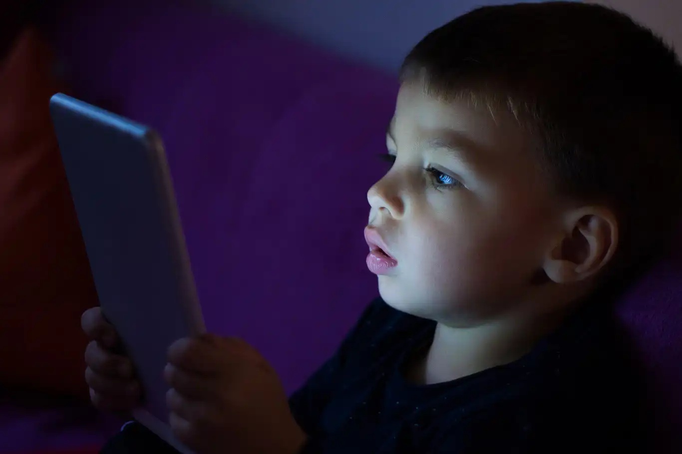 Uzun süre ekrana bakmak miyop hastalığını artırıyor