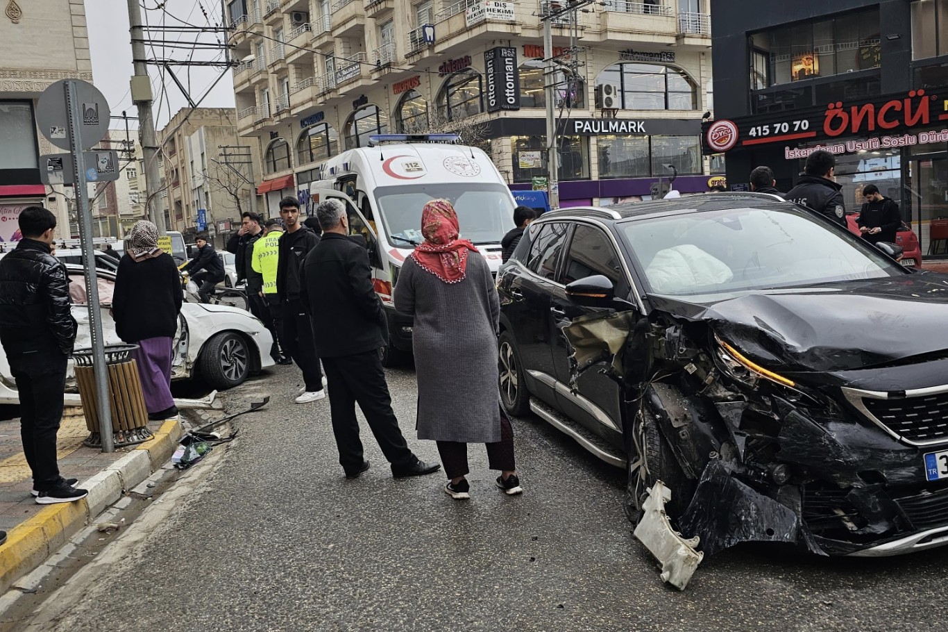 Mardin’de iki otomobil çarpıştı: 2 yaralı