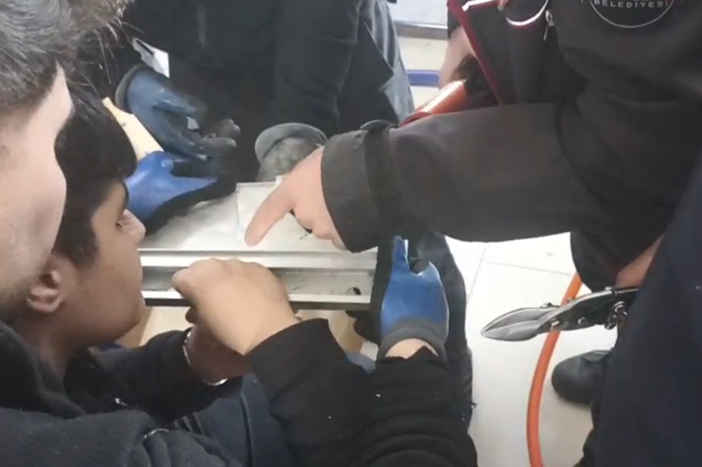 Batman'da parmağı akıllı tahtaya sıkışan öğrenci itfaiye ekiplerince kurtarıldı