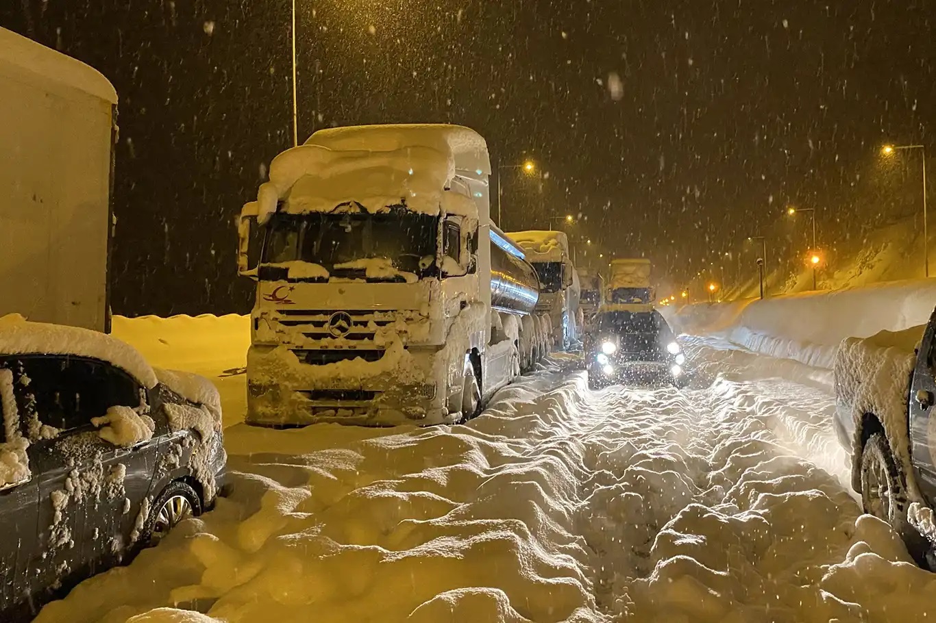 Muş-Bingöl kara yolunda mahsur kalan 80 kişi kurtarıldı