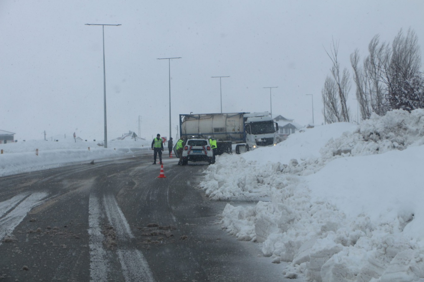  Bingöl’de kayganlaşan yolda tır şarampole girdi