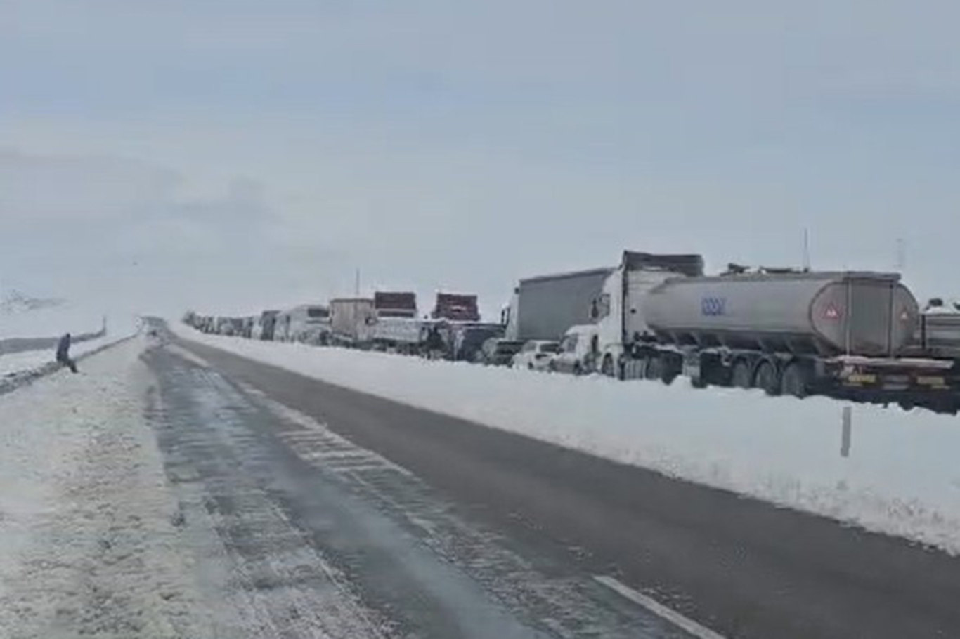 Doğubayazıt-Ağrı Karayolunda kilometrelerce kuyruk oluştu