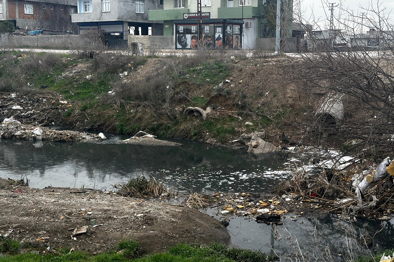 Adana'da vatandaşlardan ve siyasilerden CHP’li belediyeye "dere" tepkisi