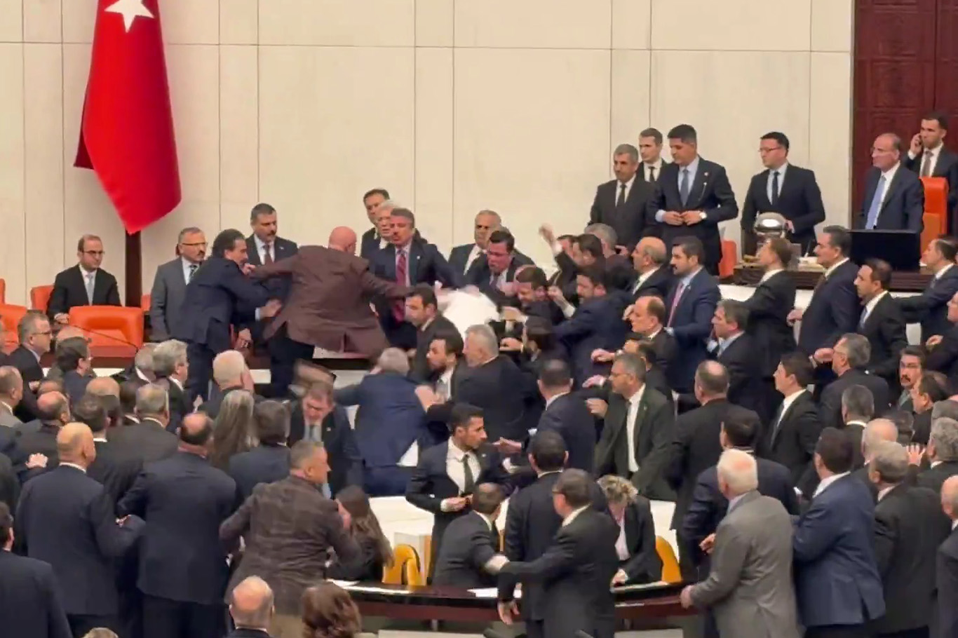 TBMM’de yemin töreni öncesi gerginlik: AK Parti ile CHP’li vekiller arasında arbede