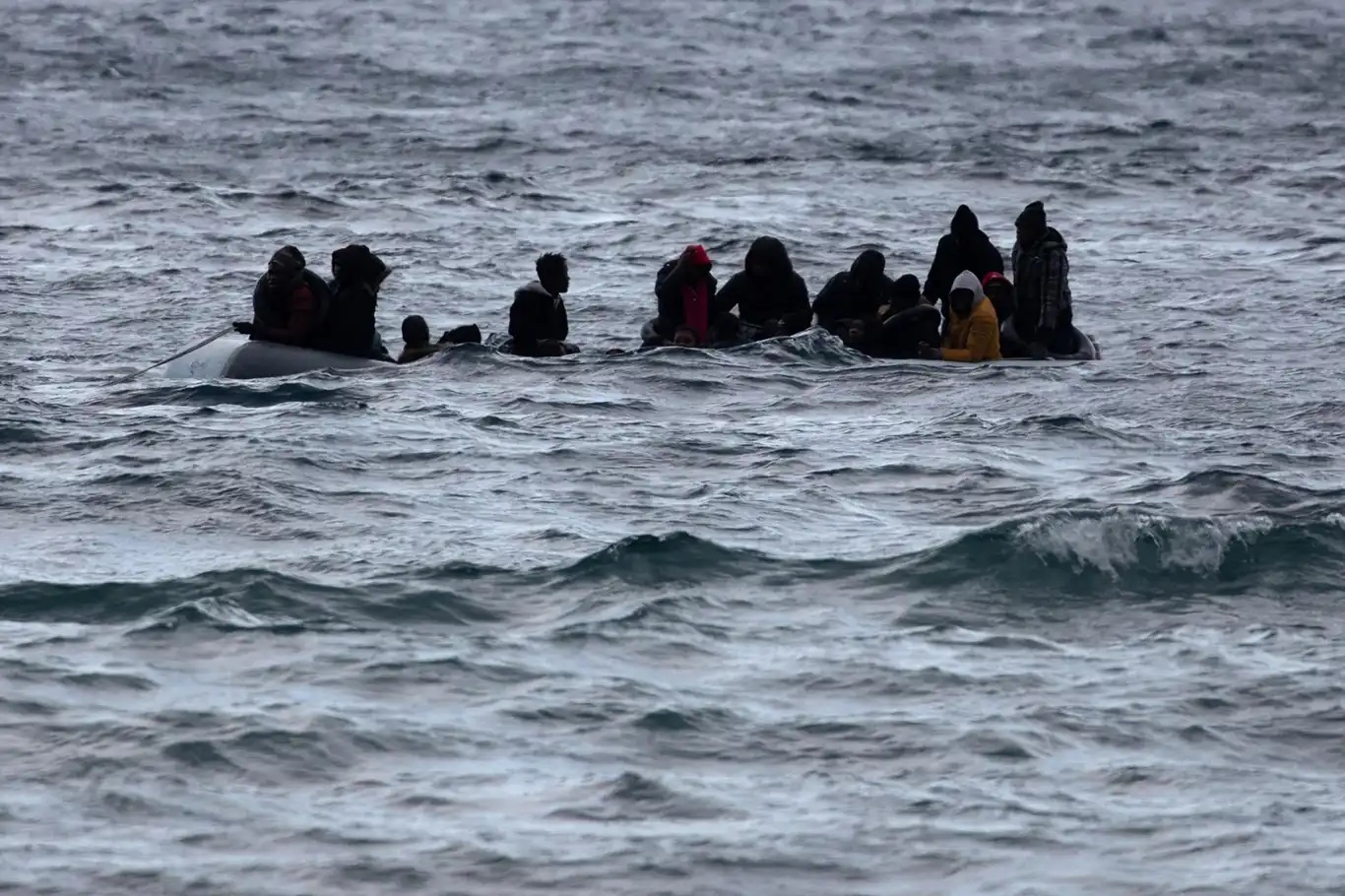 İzmir açıklarında göçmen botu battı: 3 ölü, 4 kişi kayıp