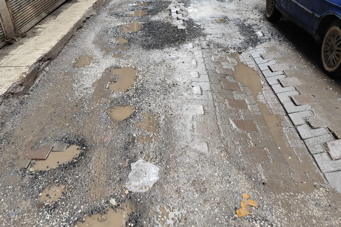 Diyarbakır sokaklarında kar ve su çekilince çöken yollar gün yüzüne çıktı