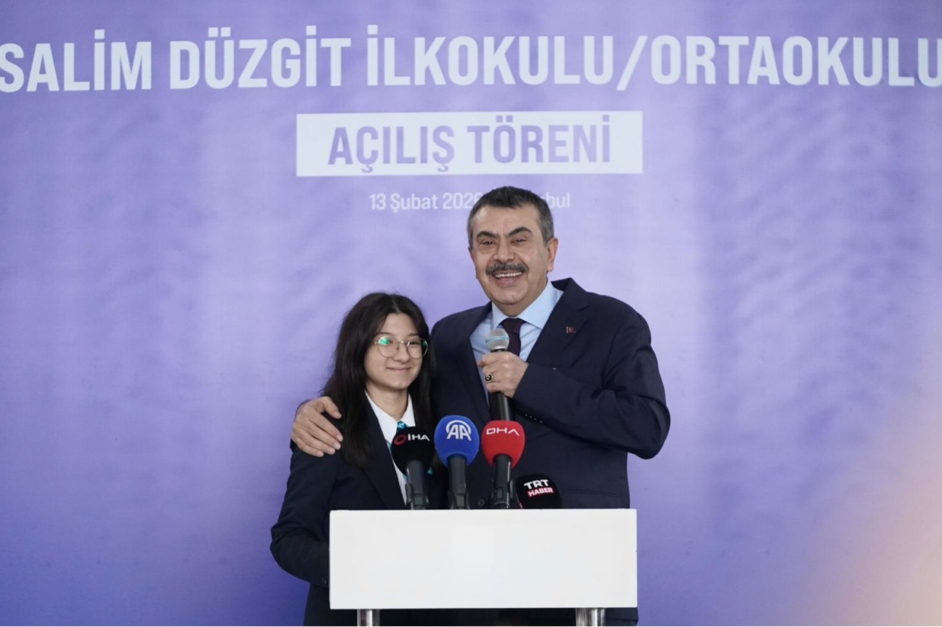 Bakan Tekin'den İstanbul ve İzmir belediyelerinin 6 yıl geciken okul taahhüdüne tepki