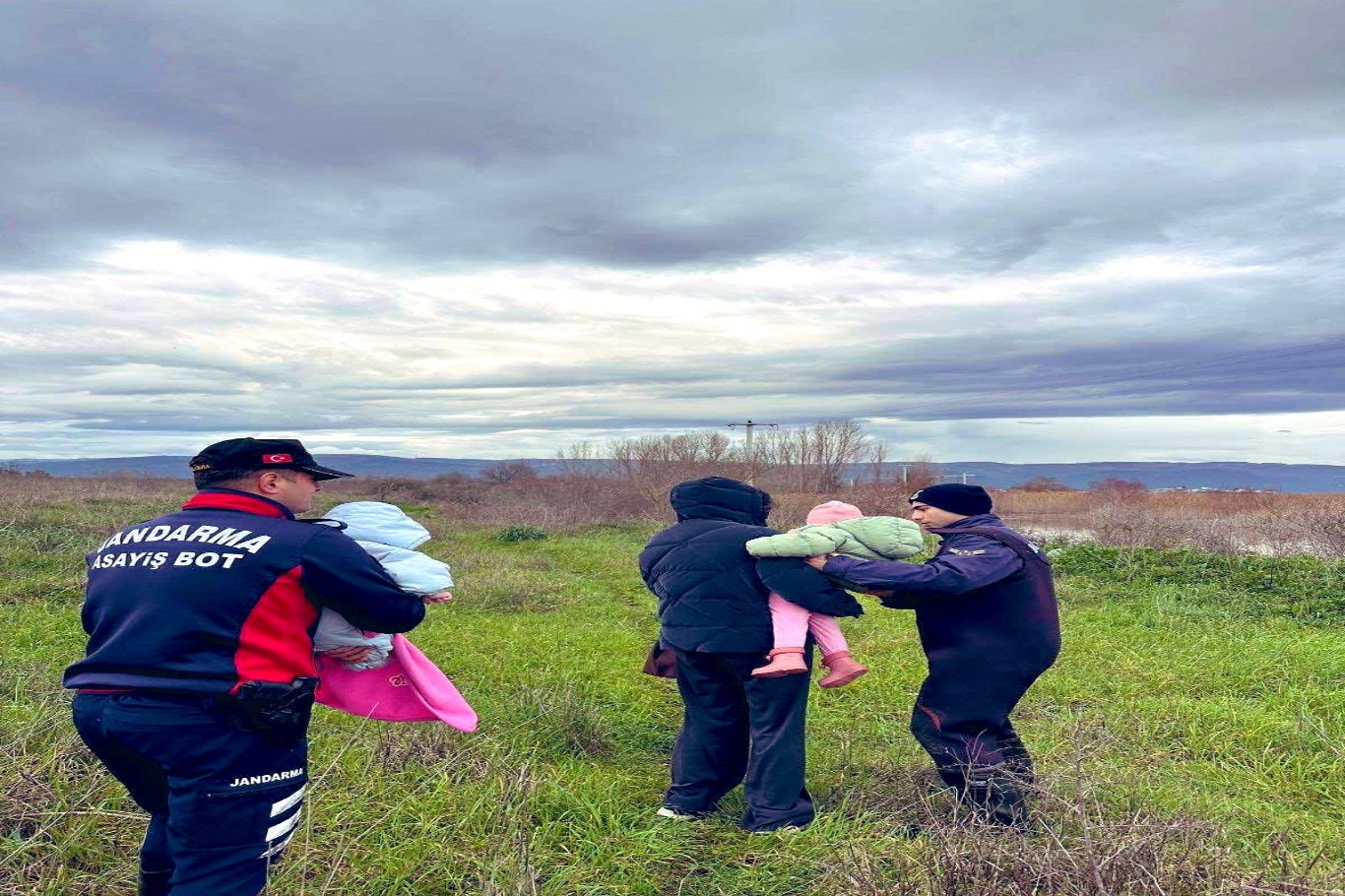 Bursa’da selde mahsur kalan aile kurtarıldı